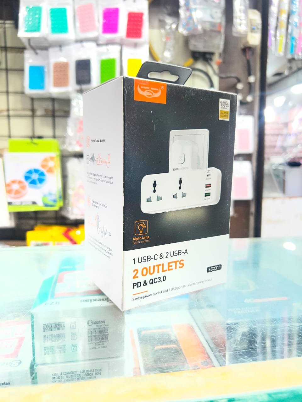 1 USB C & 2 USB A OUTLETS